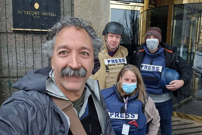 Pierre Zakrzewski, à esq., em foto sem data feita com colegas em frente a um hotel de Kiev
