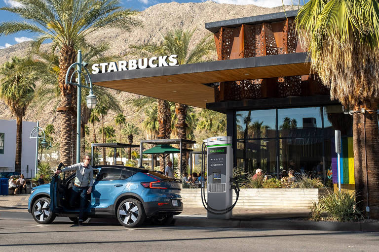 Volvo se une a Starbucks para instalar ponto de recarga de carro elétrico