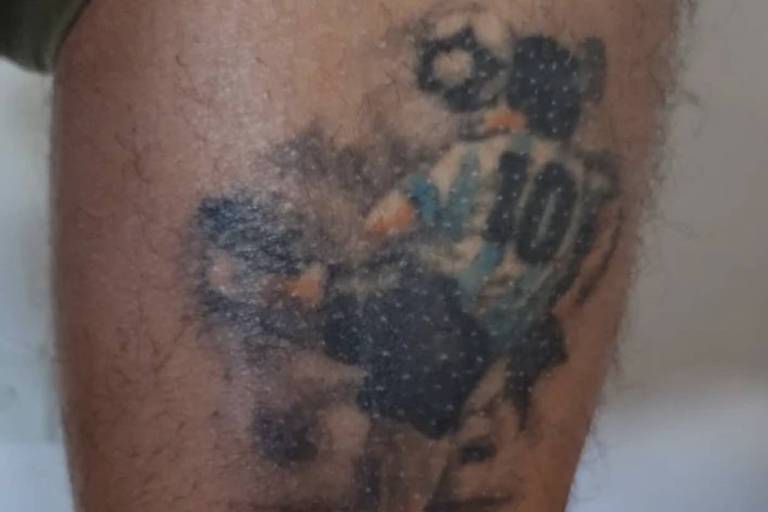 Cinegrafista argentino Juan Zamudio mostra sua tatuagem de Diego Armando Maradona