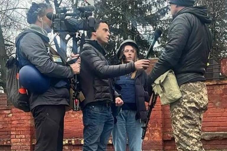 Profissionais da Fox News em reportagem na Ucrânia durante a guerra no país. Na foto está a produtora Oleksandra 'Sasha' Kuvshinova, morta em ataque. Foto: Divulgação Fox News