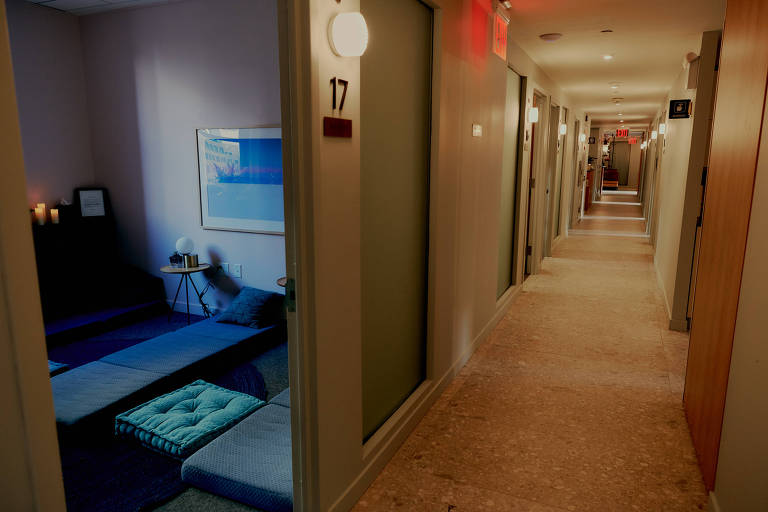 Vista geral da clínica, mostrando corredor e sala de tratamento
