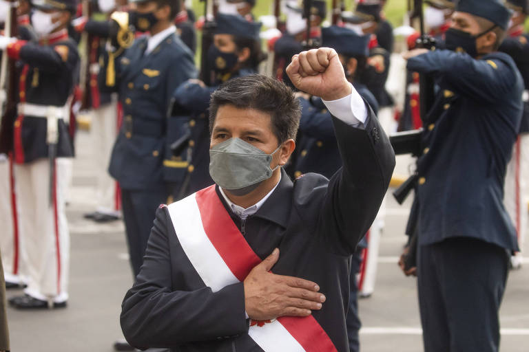 O presidente do Peru, Pedro Castillo, antes de discursar no Congresso