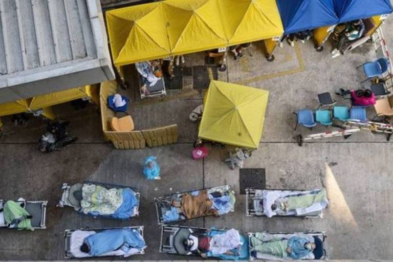 Imagem aérea mostra pacientes deitdos em macas do lado de fora de um centro médico