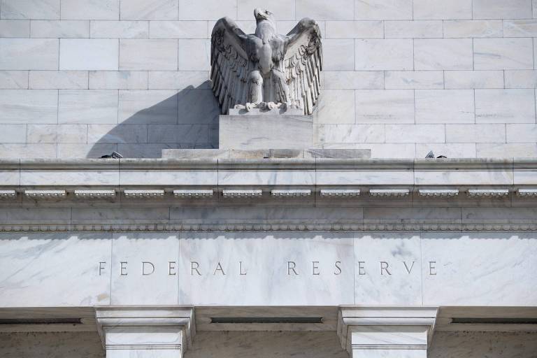 Fed eleva juros e sinaliza batalha agressiva contra inflação