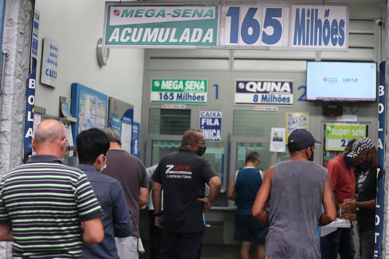 Mega-Sena acumula e se torna o quinto maior prêmio da história. Lotérica Bola Sete, na zona leste de São Paulo, teve grande movimento durante todo o dia