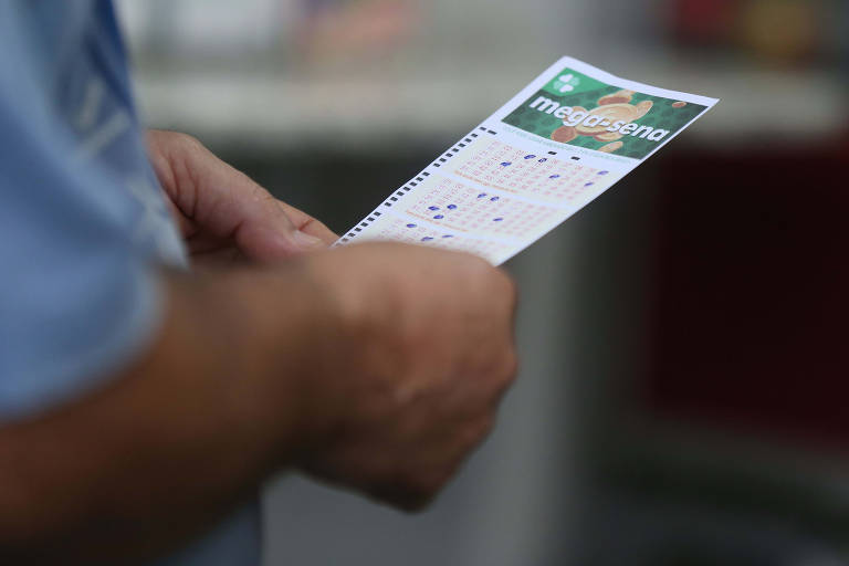 Apostador confere seus números da Mega-Sena na lotérica Bola Sete, na zona leste de São Paulo