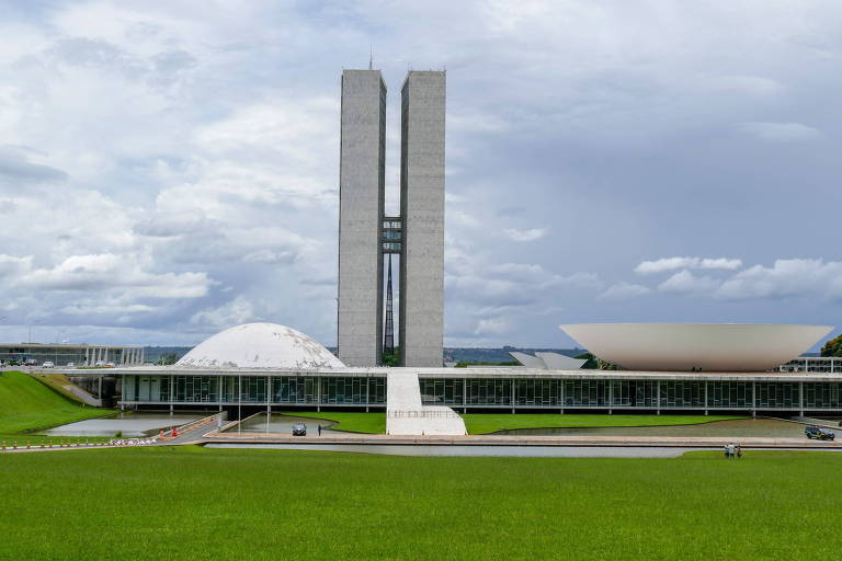 Vista do Congresso Nacional e seu gramado, em Brasília, à distância