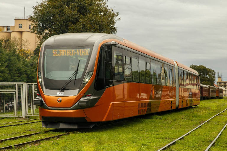 Novo VLT é apresentado em feira em SP após testes nos trilhos do Trem do Vinho
