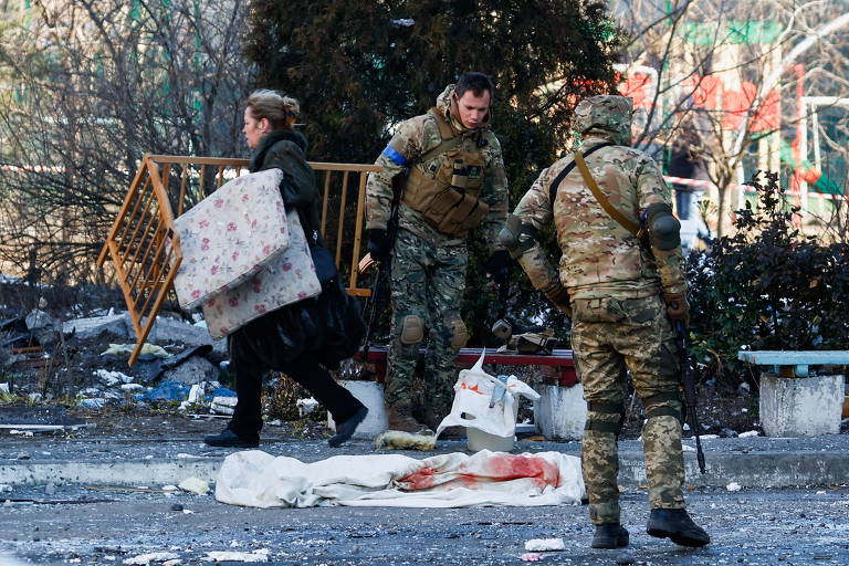 Guerra na Ucrânia entra na 4ª semana sem trégua em bombardeios