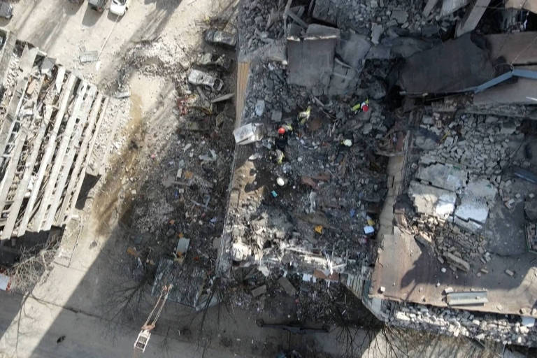 Equipes de emergência buscam sobreviventes em prédio destruído em Kiev 