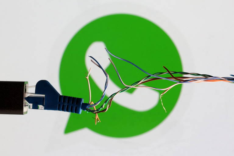 ilustração colorida mostra, em primeiro plano, vários cabos de rede partidos. ao fundo,  o logo verde do whatsapp, que tem um telefone branco no centro de um balão de diálogo verde 