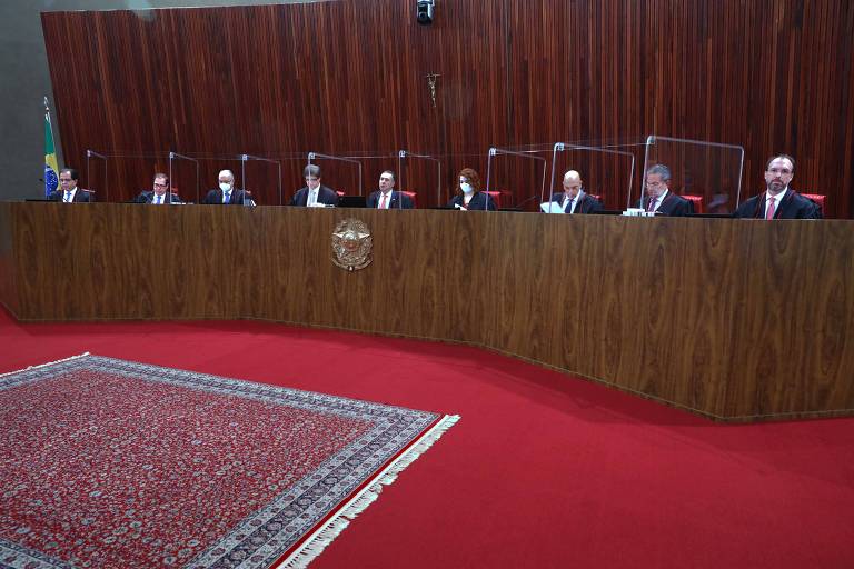 Plenário do TSE (Tribunal Superior Eleitoral). A Corte é composta por sete ministros: três são originários do Supremo Tribunal Federal (STF), dois do Superior Tribunal de Justiça (STJ) e dois representantes da classe dos juristas advogados com notável saber jurídico e idoneidade.