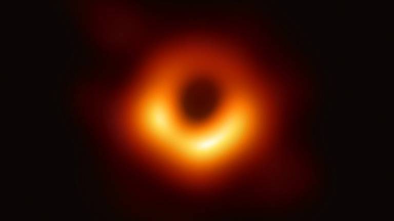 Imagem de um buraco negro no espaço