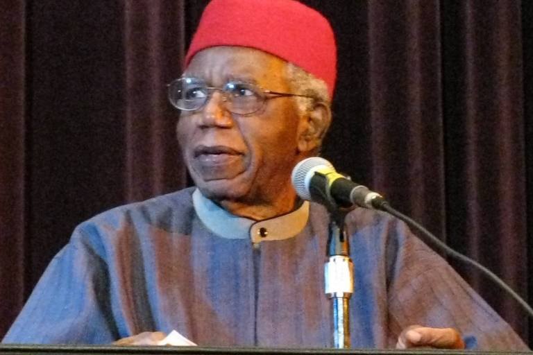 O escritor africano Chinua Achebe é tema de discussão no dia 29 de março