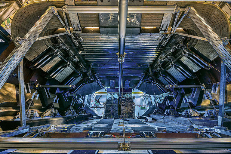 Imagem interna do detector do experimento LHCb, o maior acelerador de partículas do mundo,