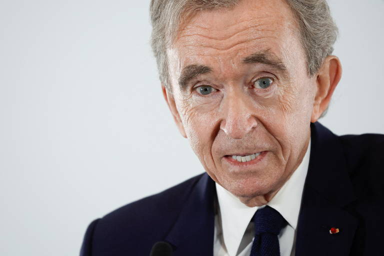 Bernard Arnault, presidente da LVMH, dona de marcas como a Louis Vuitton, possui, junto com a sua família, US$ 158 bilhões
