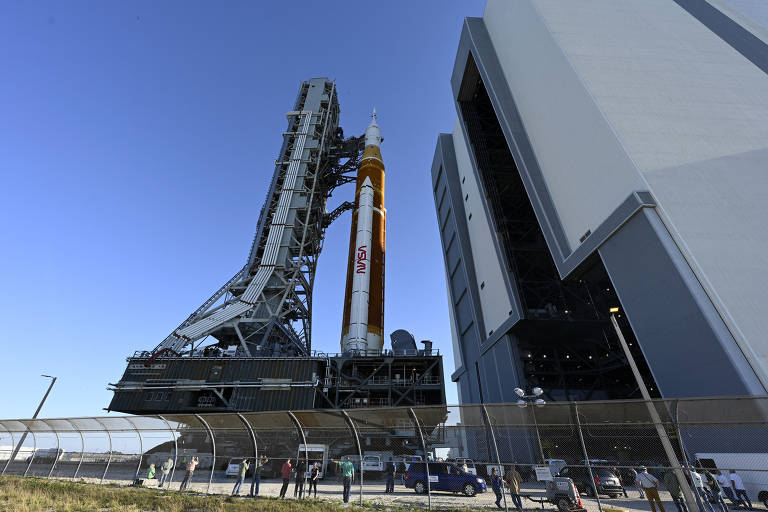 Megafoguete Artemis 1 é levado para estação de lançamento, na Flórida