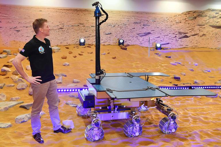 Astronauta britânico Tim Peake posa com um protótipo do rover Rosalind Franklin ExoMars
