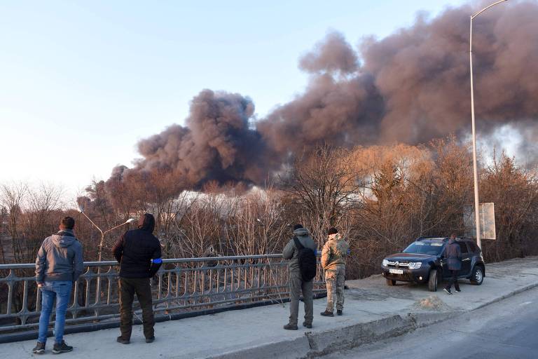 Coluna de fumaça após explosão provocada por ataque russo em Lviv, na Ucrânia