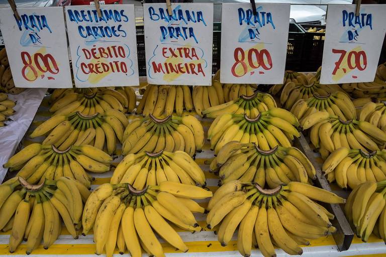bananas em estande, com preços marcados acima