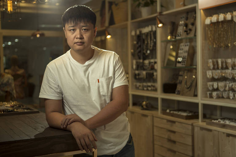 O chinês Jefferson Jin, 33, fundador da loja de bijuterias Le Briju, na unidade do shopping Pátio Paulista  