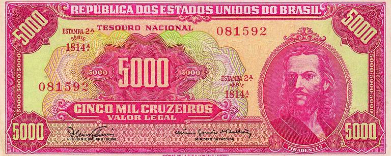 Imagem de uma nota de 5000 cruzeiros do Brasil. A nota é predominantemente nas cores rosa e verde. No centro, há o valor '5000' em destaque, com o texto 'CINCO MIL CRUZEIROS VALOR LEGAL' logo abaixo. No canto superior esquerdo e direito, há o número '5000'. No lado direito da nota, há um retrato de Tiradentes. No topo da nota, está escrito 'REPÚBLICA DOS ESTADOS UNIDOS DO BRASIL'. A nota também contém os números de série '081592' e '1814A', além das assinaturas do Presidente do Banco Central e do Ministro da Fazenda. No rodapé, está escrito 'THOMAS DE LA RUE & COMPANY, LIMITED'.