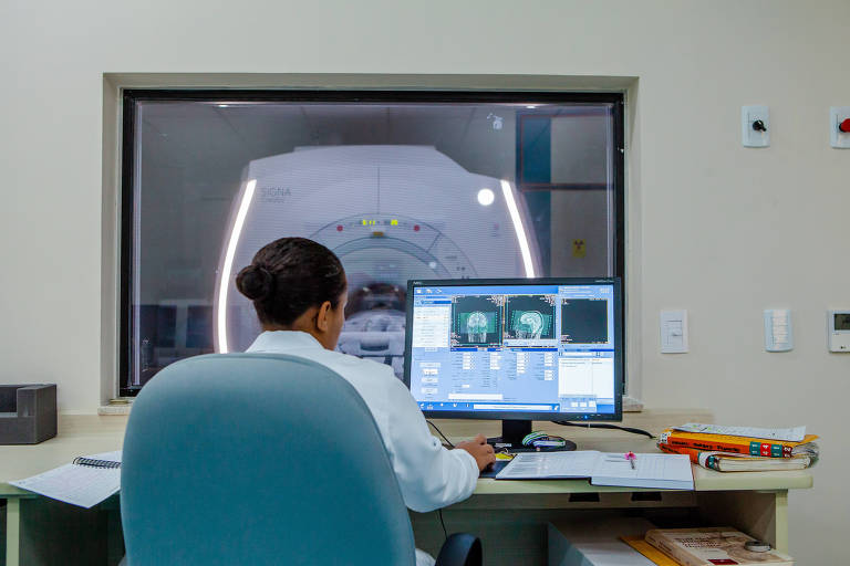 Realização de uma ressonância magnética no Hospital de Amor, em Porto Velho (RO)