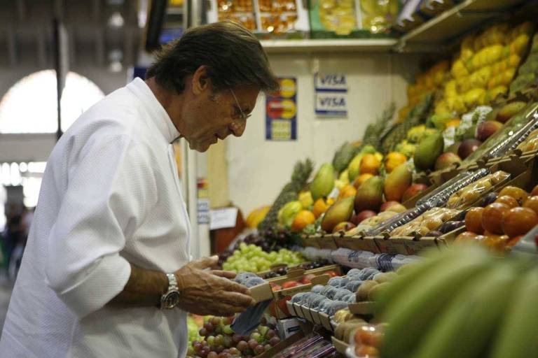 Giancarlo Bolla, que era dono do restaurante La Tambouille, escolhe, em 2006, produtos no Mercado Municipal onde costumava comprar ingredientes no início de sua carreira, em São Paulo; chef morreu em 2014