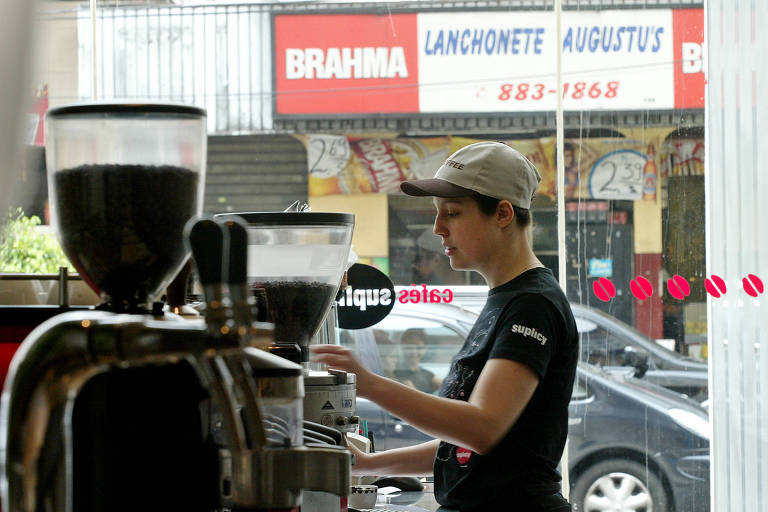 Atendente de uma unidade do Café Suplicy, no Itaim, trabalha em novembro de 2010