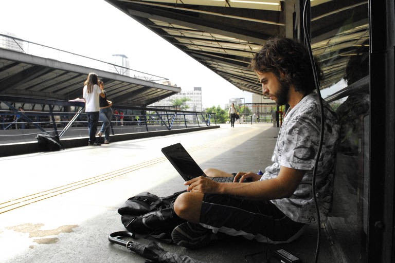 Jovem usa a rede de wi-fi disponível no Centro Cultural São Paulo, em 2010