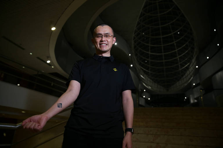Changpeng Zhao, fundador e CEO da Binance, maior corretora de criptomoedas do mundo, posa para fotos após entrevista à Folha, no Hotel Royal Tulip Brasília