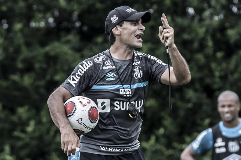 Técnico Fabián Bustos comanda treino do Santos