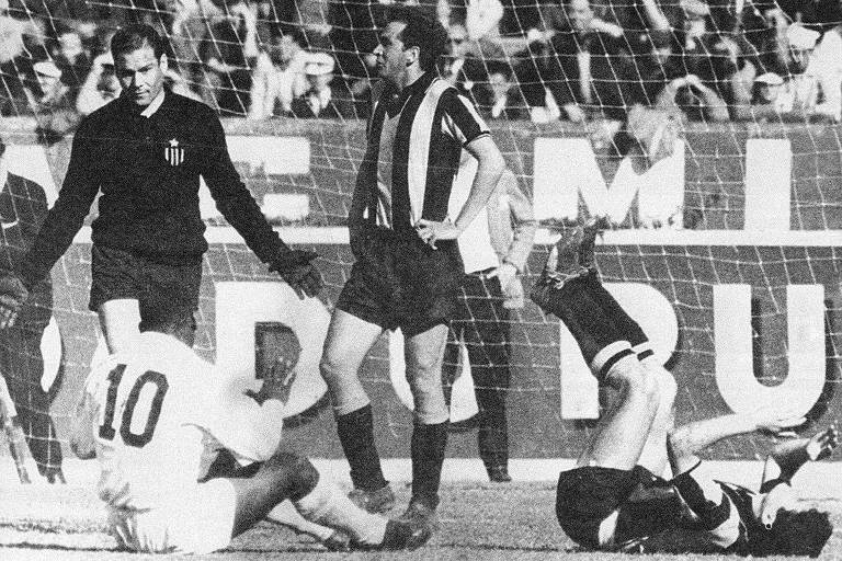 O goleiro Maidana, do Peñarol, reclama com Pelé, que está sentado e usa a camisa 10, no jogo em Buenos Aires vencido por 3 a 0 pelo Santos, então estreante em Libertadores, que decidiu a competição de 1962 