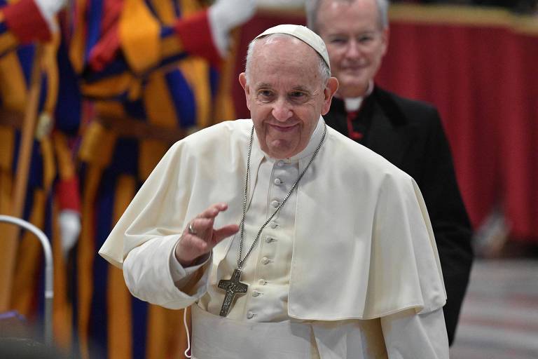 Papa determina que mulheres também podem chefiar departamentos do Vaticano
