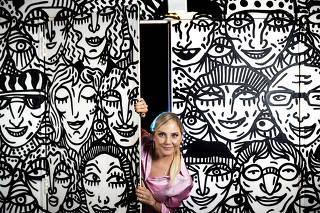 Coluna Monica Bergamo. ***Entrevista de domingo***: retrato da atriz Heloisa Perisse no Teatro D ( na rua Joo Cachoeira em SP) onde atua na peca A Iluminada