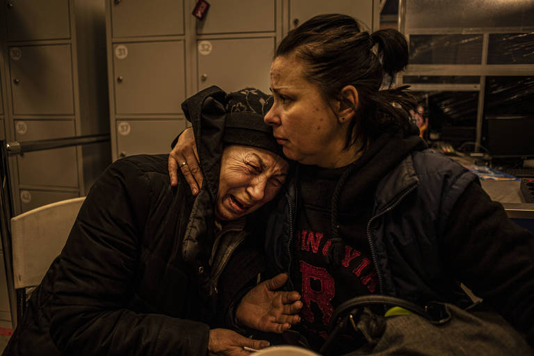 Christina Cherkes beija a mãe, Svetlana Kuryacha, em um centro de acolhida de refugiados em Zaporíjia, na Ucrânia; elas viviam em Mariupol, cidade no sudeste do país sob intenso ataque russo