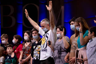 Curitiba - ucranianos participam de culto na igreja Batista