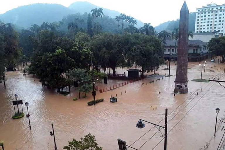 Chuvas fortes matam ao menos cinco pessoas em Petrópolis neste domingo
