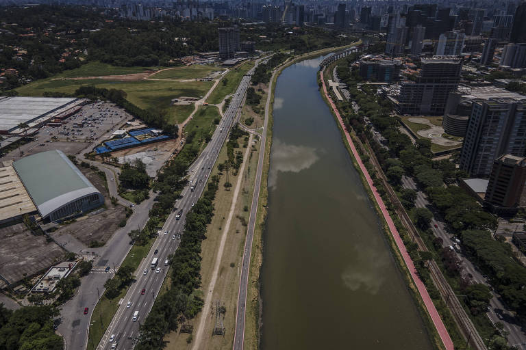 Imagem aérea do rio Pinheiros próximo da ponte Laguna