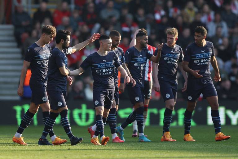 Jogadores do Manchester City comemoram gol na vitória por 4 a 1 sobre o Southampton, pelas quartas de final da FA Cup, neste domingo (20)