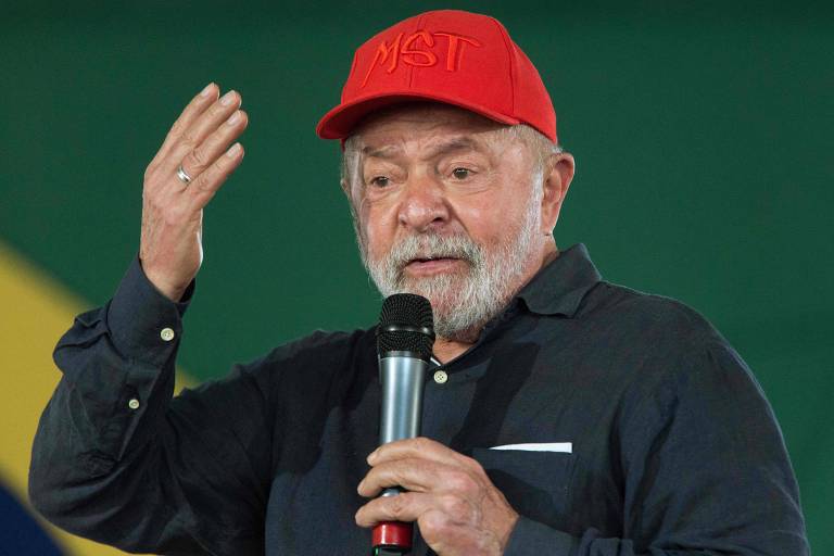 O ex-presidente Lula usa boné do MST em assentamento no interior do Paraná
