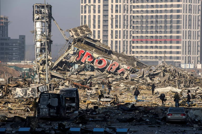 Shopping em Kiev destruído após ataque realizado pela Rússia