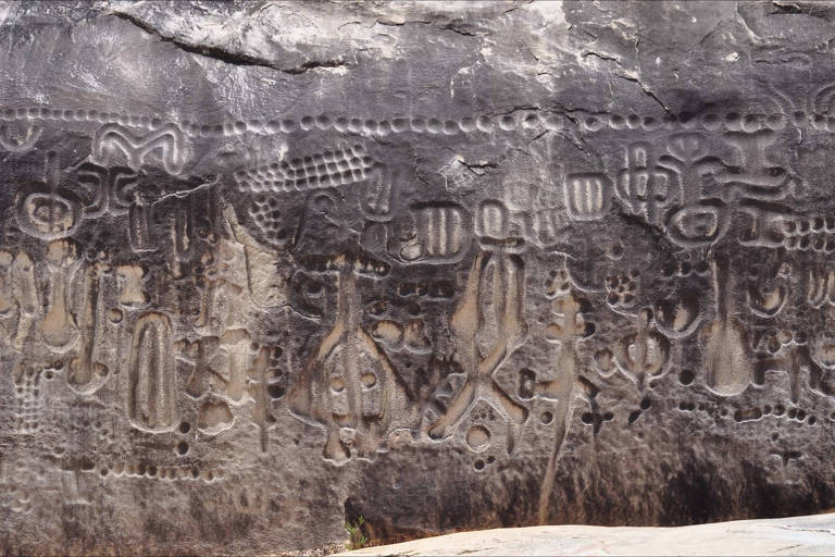 detalhe de inscrições rupestres em pedra