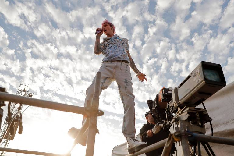 O cantor Machine Gun Kelly (MGK) durante show na edição chilena de 2022 do Lollapalooza
