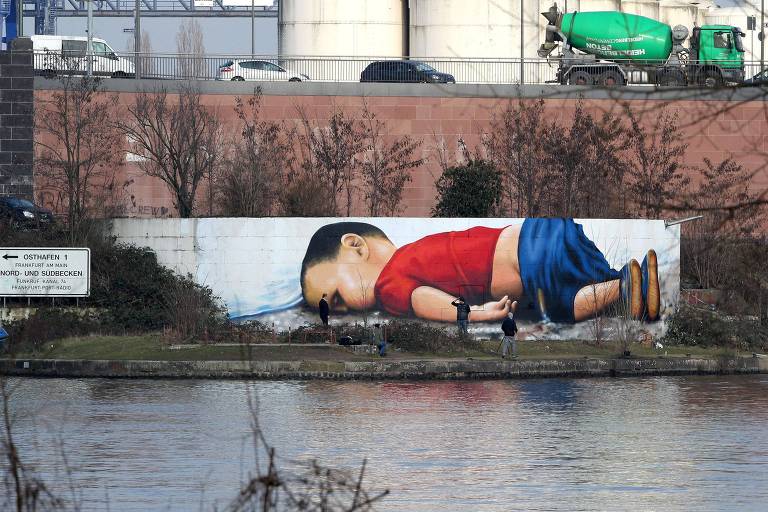Grafite dos artistas Justus Becker e Oguz Sen retrata, no porto de Frankfurt, Alan Kurdi, menino refugiado sírio que morreu afogado na costa da Turquia

