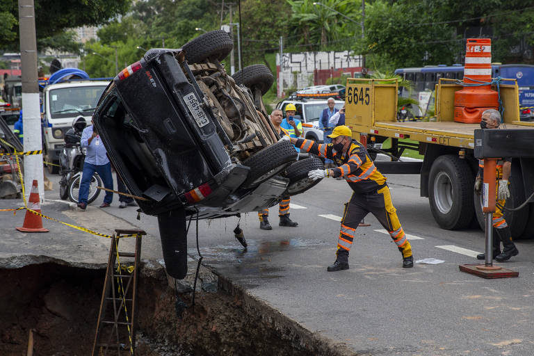 Carro cai em cratera aberta em avenida da zona oeste de São Paulo 