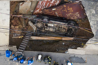 Cratera engole carro e veículo em São Paulo