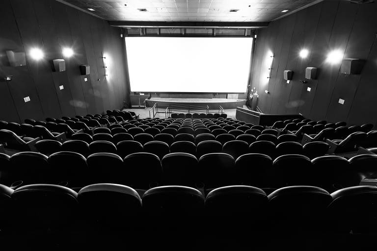 Imagem em preto e branco mostra vista de uma sala de cinema