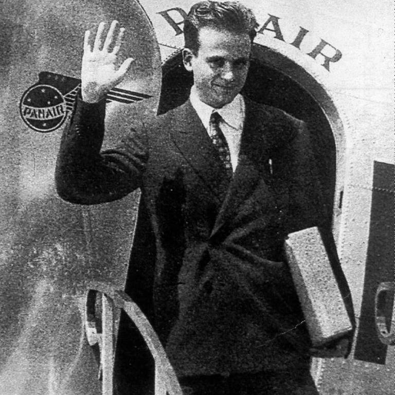 O físico César Lattes desembarca no Brasil em 1948, aos 24 anos, depois de participar da descoberta de uma nova partícula subatômica, a méson pi, em Bristol, na Inglaterra