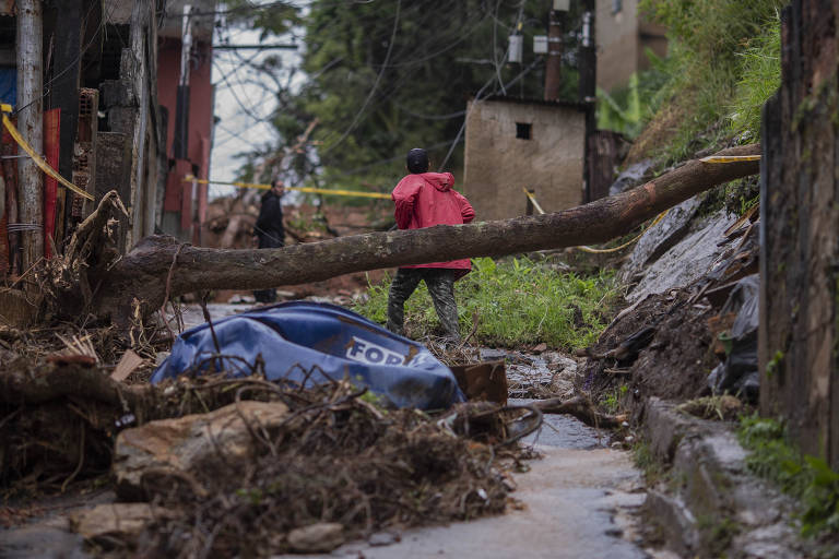 Deslizamento de terra na rua 24 de Maio, onde duas casas caíram após a forte chuva que atingiu Petrópolis nesse domingo (20). É a segunda tragédia provocada pela chuva em um pouco mais de um mês